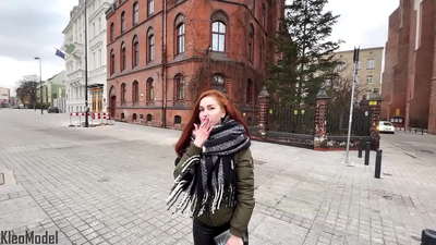 Javno preuzimanje: lijepa djevojka jebe se za iPhone i dobiva spermu u mačkicu. CleoModel